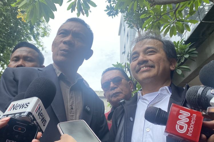 Rismon Sianipar dan Roy Suryo saat mendatangi Mapolda Metro Jaya untuk menyerahkan surat permohonan pemeriksaan saksi dan ahli kasus tudingan ijazah palsu Jokowi, Kamis (20/11/2025).