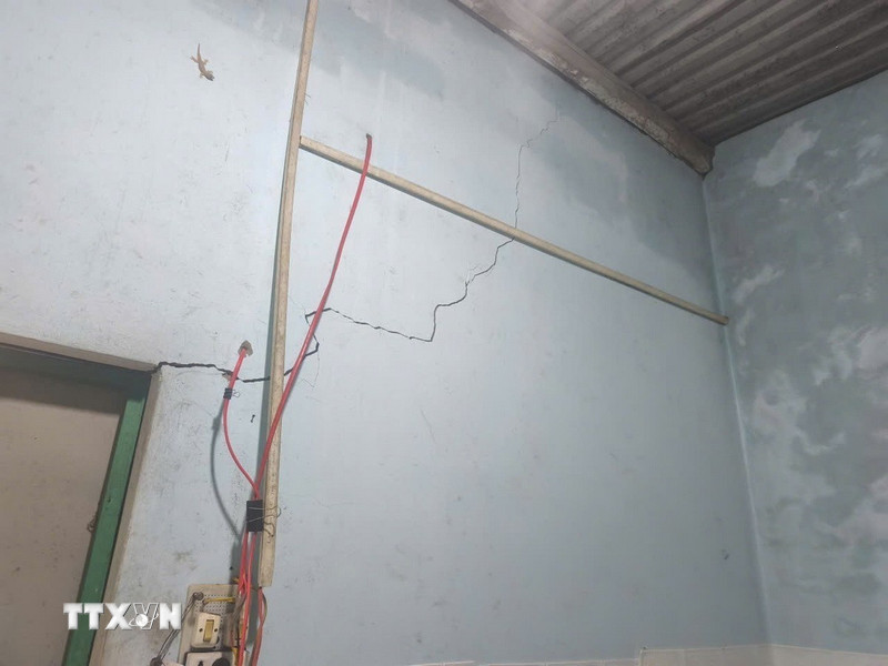 Gia Lai: Tiếng nổ dưới đất gây nhiều vết nứt nhà tại xã Ia Rsai