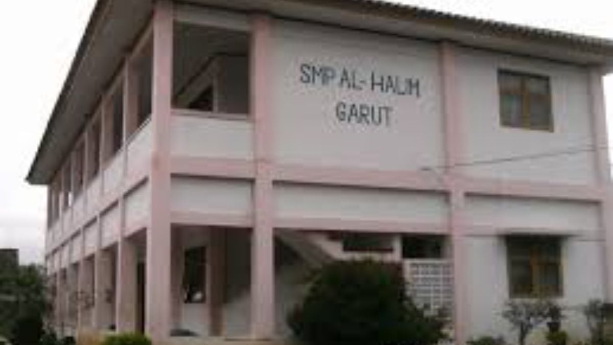 AA1QNKMz SMP Al Halim Garut: Sekolah Swasta Berakreditasi A dengan Pendidikan Berkualitas!