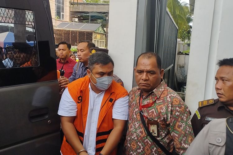 Mantan Kepala Dinas Pekerjaan Umum dan Tata Ruang (PUPR) Sumatera Utara, Topan Ginting saat tiba di Pengadilan Negeri (PN) Medan untuk mengikuti sidang dakwaan kasus korupsi jalan, Rabu (19/11/2025).