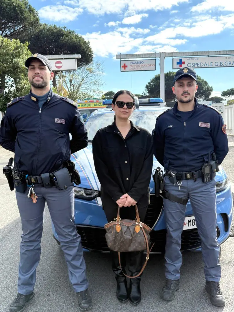 Tra le corsie del GRA due agenti della Polizia salvano un uomo da un ...