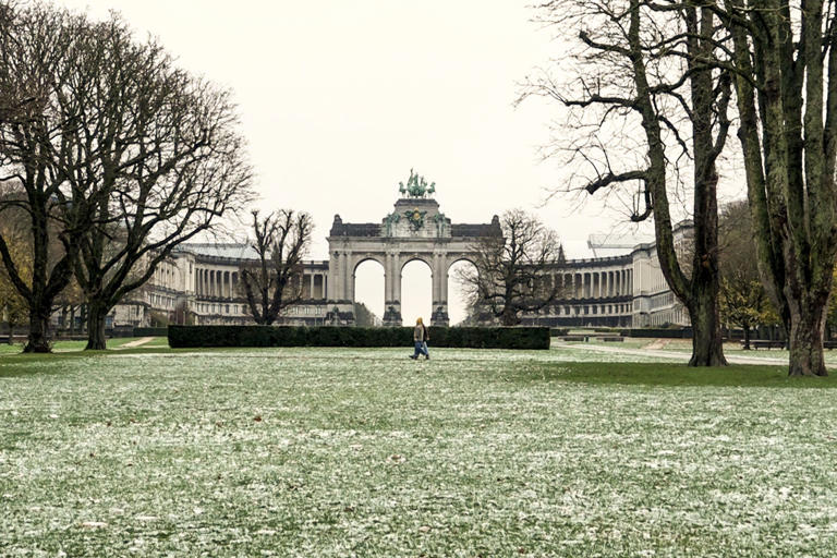 Media Europa está en alerta por frío polar y una fina capa de nieve cubre Bruselas