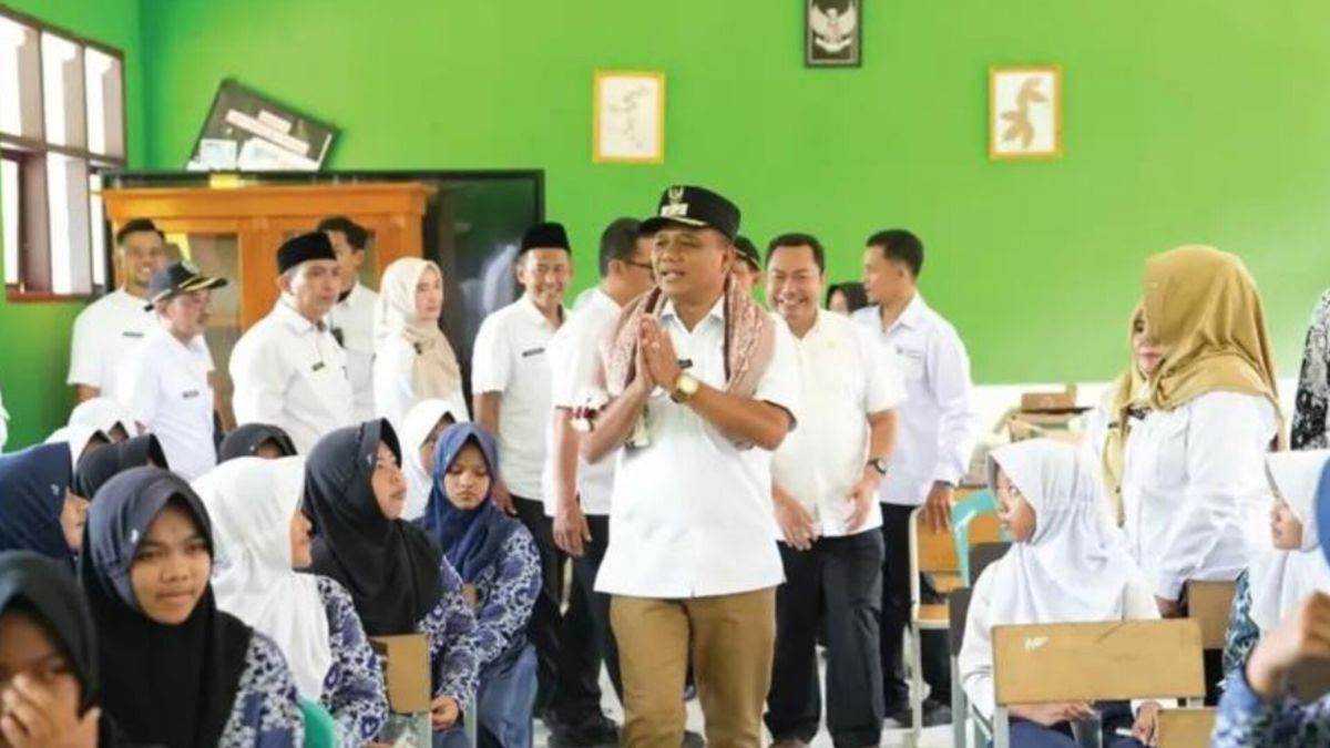 AA1QOGYz Tingkatkan Gizi Remaja, Asep Sopari Bagikan Tablet Darah ke Sekolah