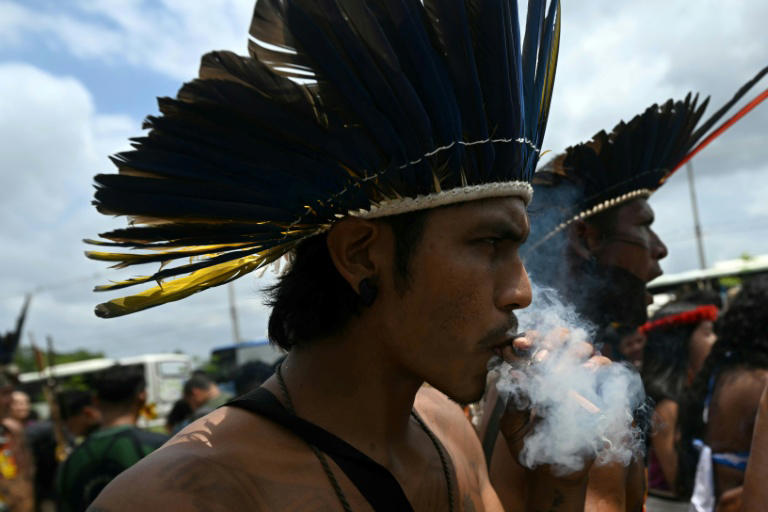 Um homem indígena munduruku do movimento Ipereg Ayu durante um protesto em frente à sede da COP30 do clima em Belém do Pará, em 14 de novembro de 2025.