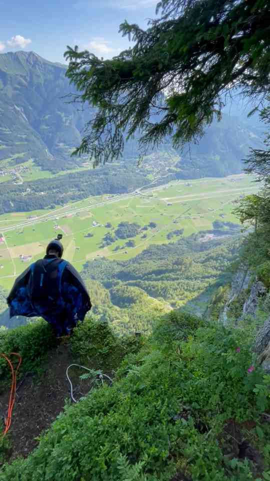 This base jump in Switzerland is unlike anything you’ve seen(01)