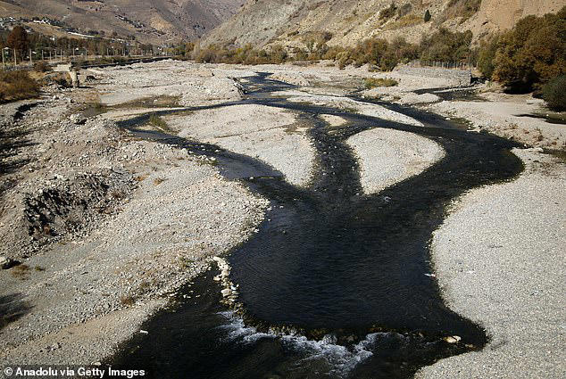 На фото: Вид на реку Лавасан, когда-то считавшуюся одной из самых богатых водой рек Тегерана, которая в значительной степени пересохла, поскольку другие озёра и реки достигают критического уровня из-за нехватки воды в Тегеране, Иран, 11 ноября 2025 года