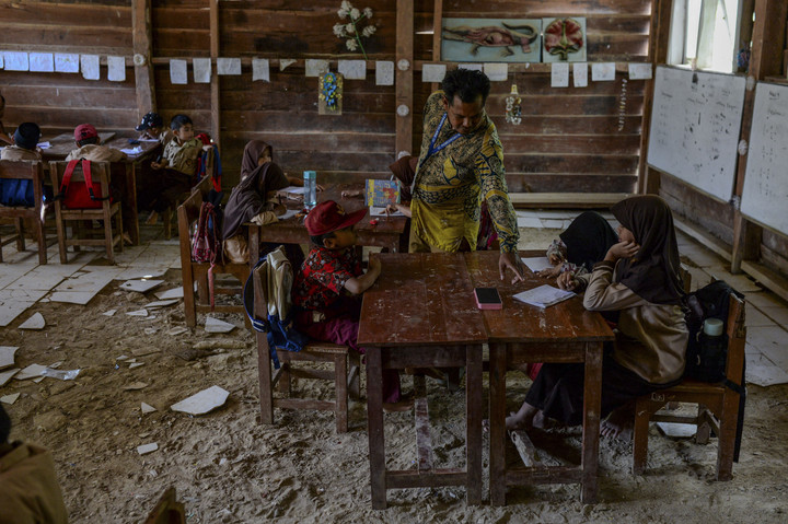 AA1QOXR7 Foto: Semangat Siswa Pandeglang Belajar Meski Melewati Jalur Lumpur