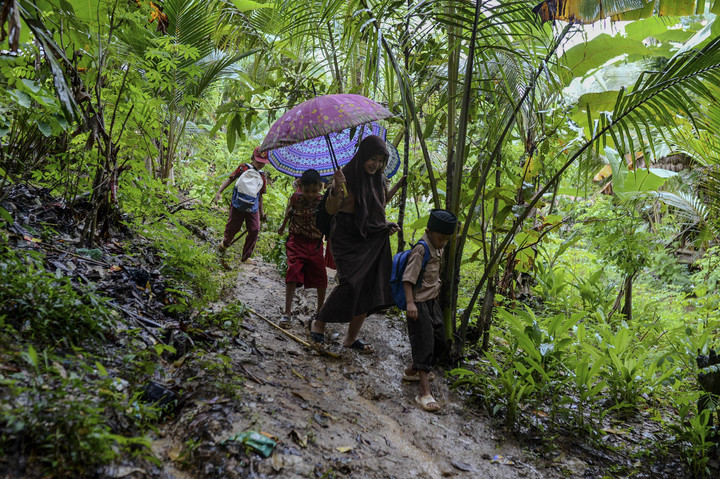AA1QOXRn Foto: Semangat Siswa Pandeglang Belajar Meski Melewati Jalur Lumpur