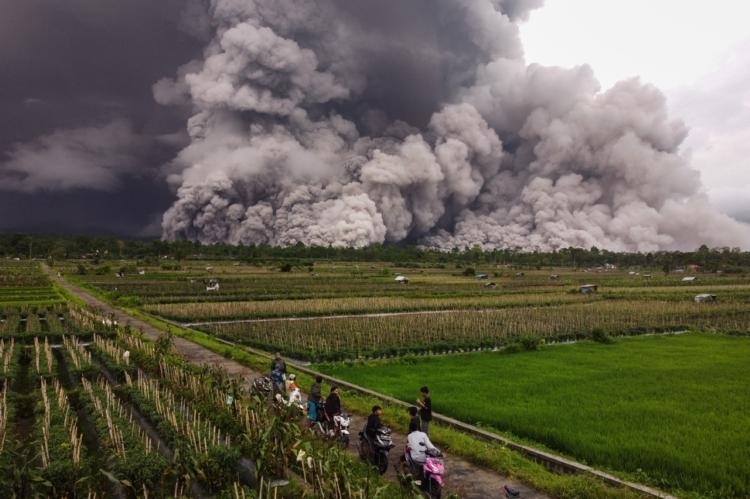 EN IMAGES. Éruption spectaculaire du volcan Semeru : alerte maximale ...