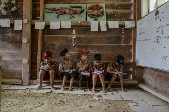 AA1QP2q6 Foto: Semangat Siswa Pandeglang Belajar Meski Melewati Jalur Lumpur