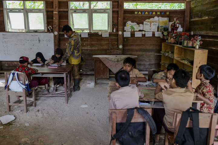 AA1QP5dj Foto: Semangat Siswa Pandeglang Belajar Meski Melewati Jalur Lumpur