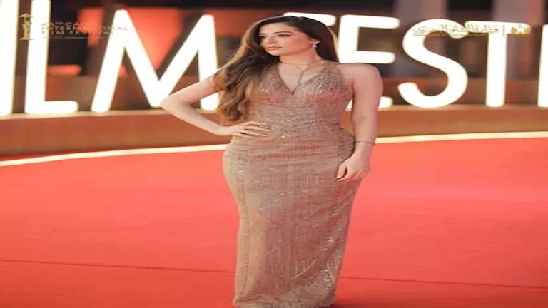 سارة نور تستعرض إطلالتها على السجادة الحمراء لـ "بنات الباشا" (صور)