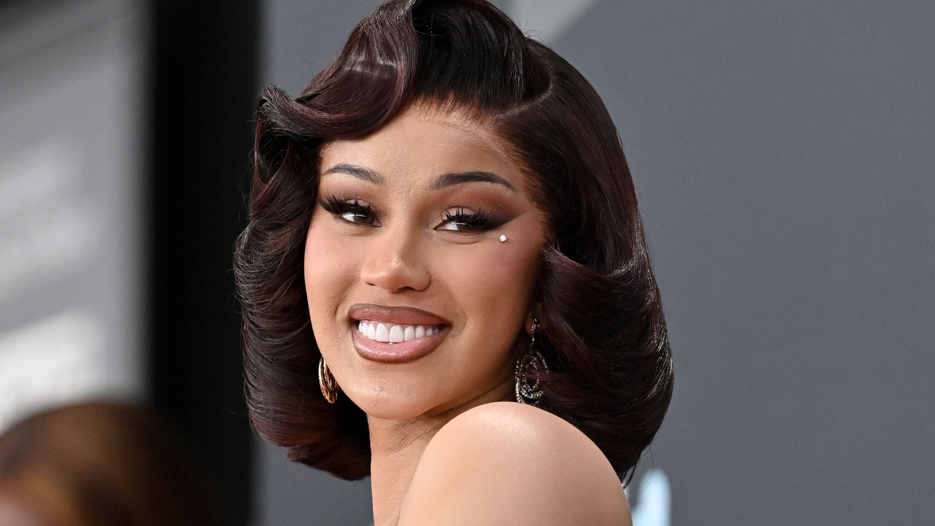 Cardi B shares first adorable photo of her baby while cheering on(02)