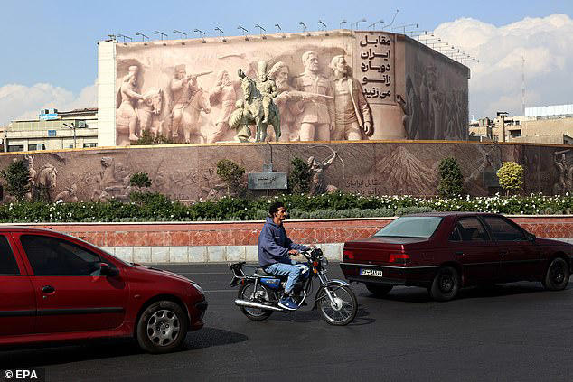 Президент Ирана заявил, что столицу страны следует перенести из Тегерана из-за перенаселения и углубляющегося водного кризиса. На фото: Мужчина едет на мотоцикле мимо площади Энгелаб в Тегеране, Иран, 17 ноября 2025 года