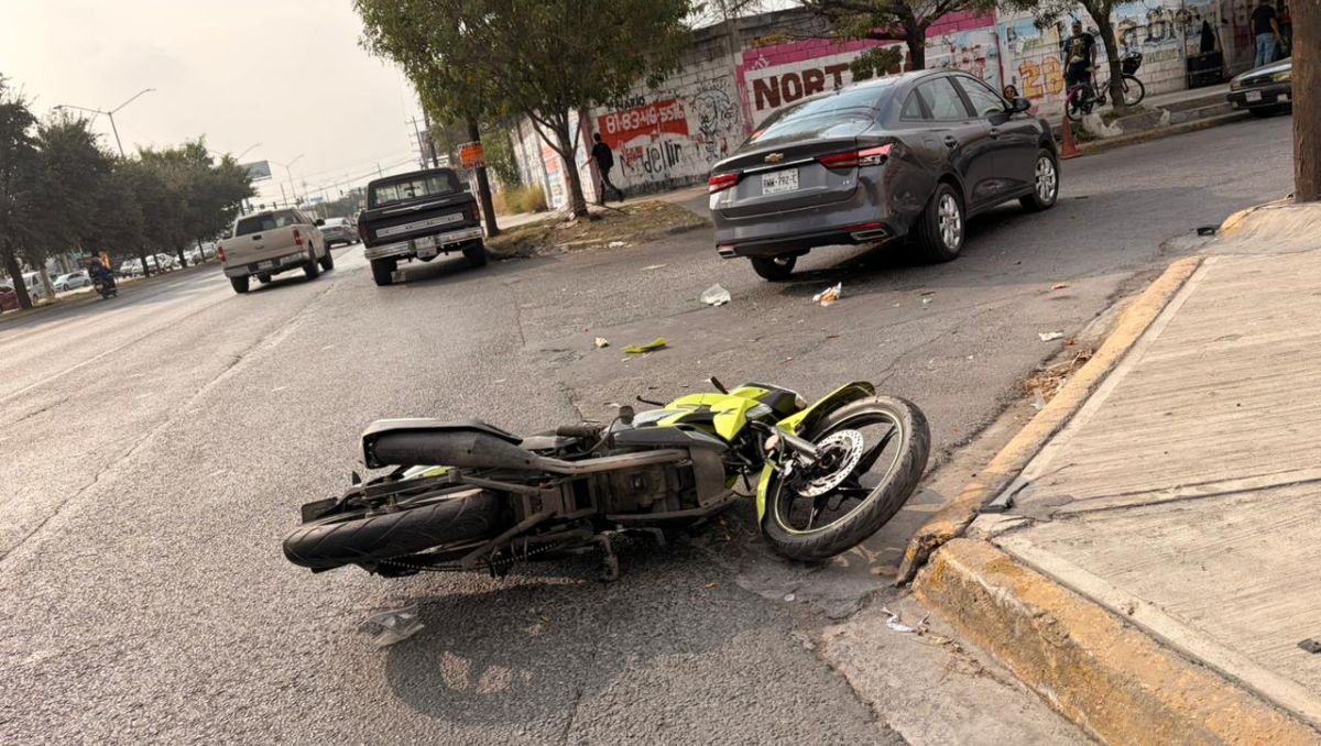 Motociclista resulta lesionado al chocar contra auto en colonia ...