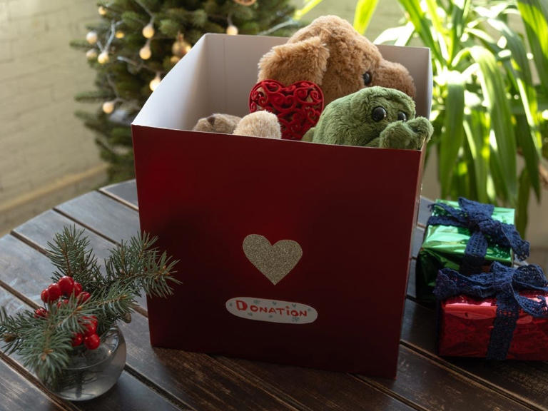 Applebee #39 s On Long Island Participate In Toys For Tots Campaign