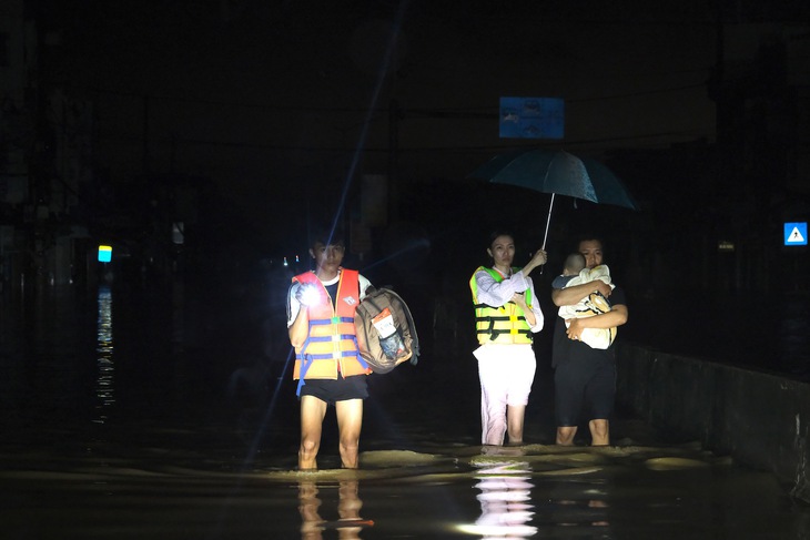Diên Khánh, Tây Nha Trang, hai vùng ngập nặng nhất Khánh Hòa vẫn mênh mông lũ, không có điện