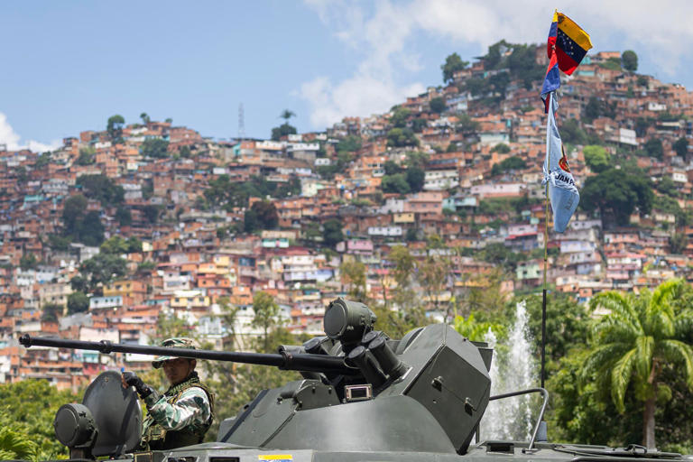 Integrantes de la Fuerza Armada Nacional Bolivariana (FANB) de Venezuela participan en una caravana en Caracas.