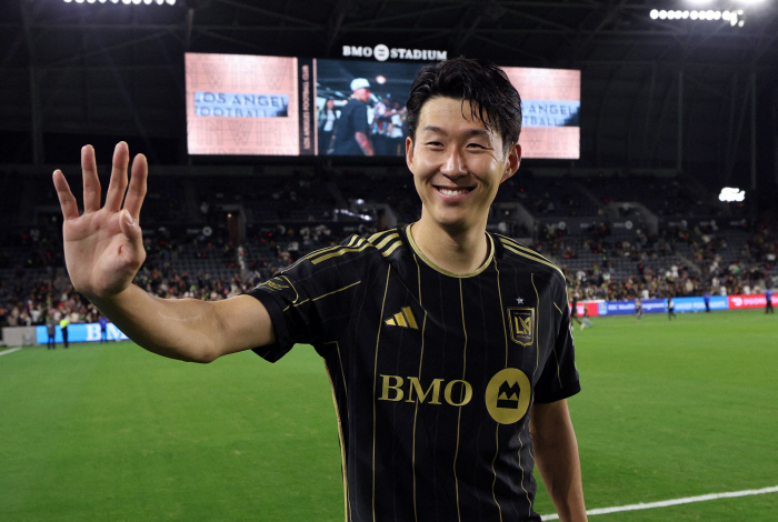 Here we go 77 000 seat son heung min vs lionel messi a match of the