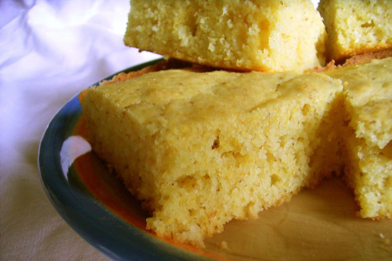 Pan de elote recién horneado. Foto de Flickr.