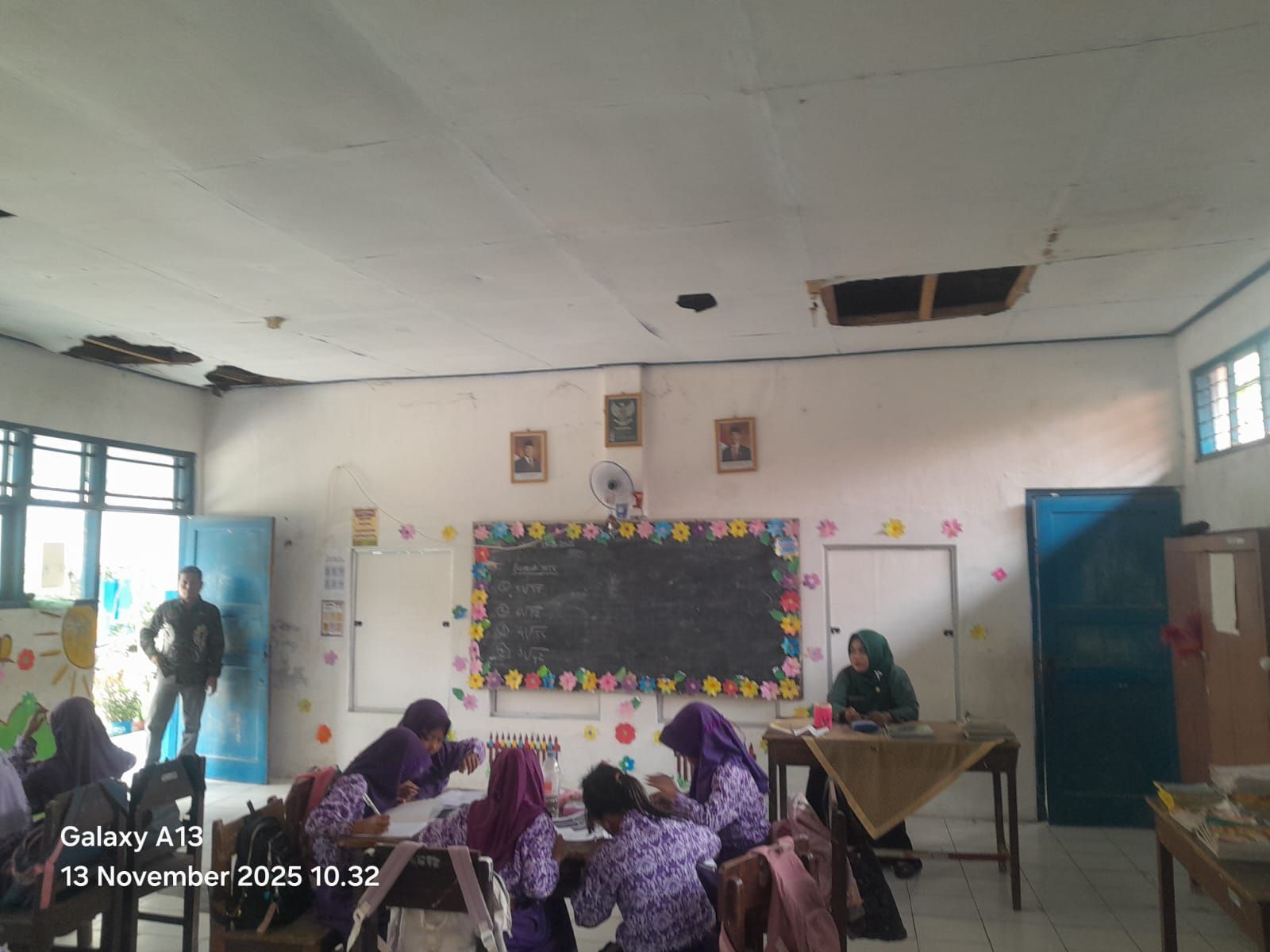 AA1QQrpB Atap Kelas SD 05 Widodaren Ambrol, Kepsek Minta Bantuan Pemda Pemalang