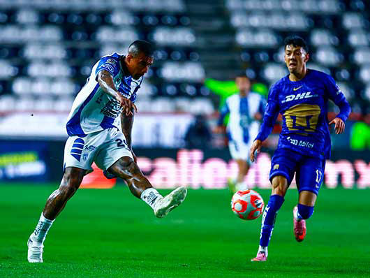 Kenedy pateando al arco. (Mexsport)