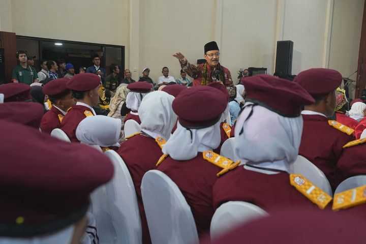AA1QR9Vc Dialog Gus Ipul dengan Siswa Sekolah Rakyat: Penuh Haru dan Keyakinan Masa Depan