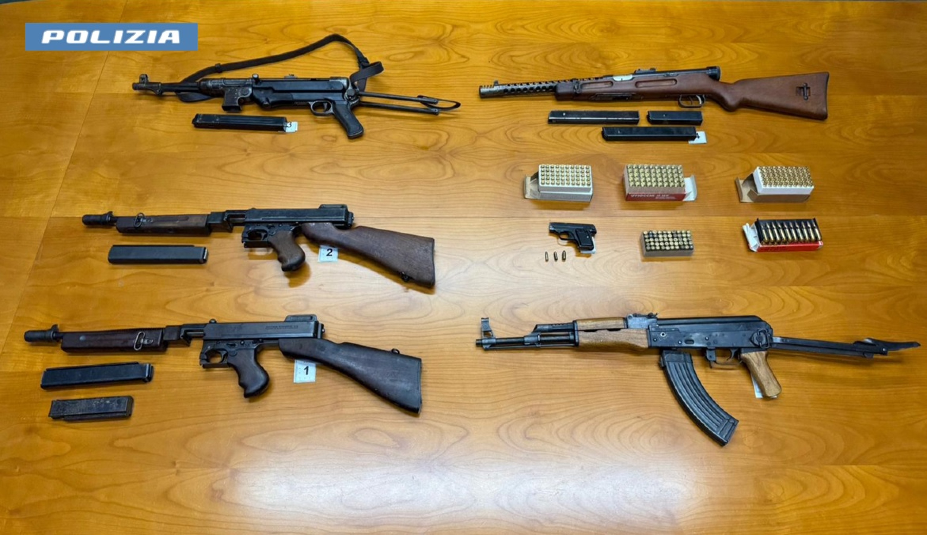 scoperto-arsenale-con-ak-47-due-arresti
