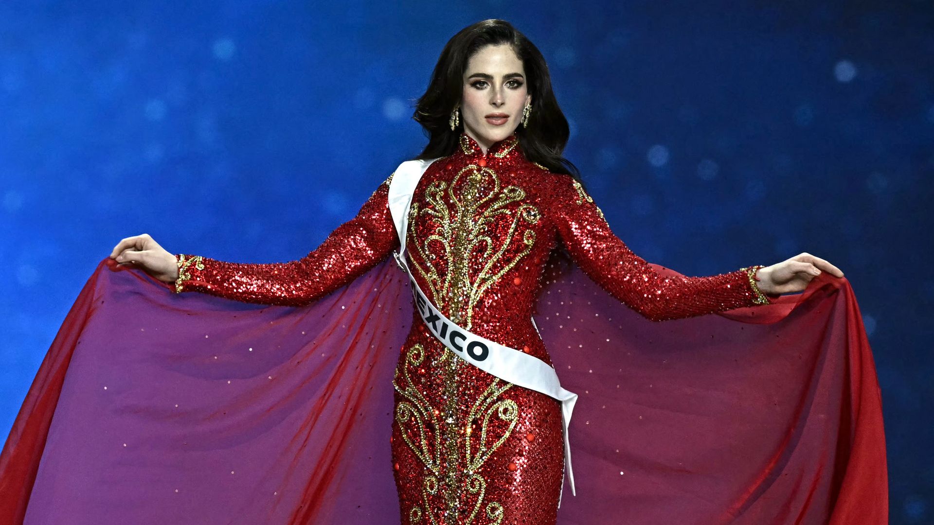 Fátima Bosch se apega a la tradición y luce un vestido rojo en la final ...