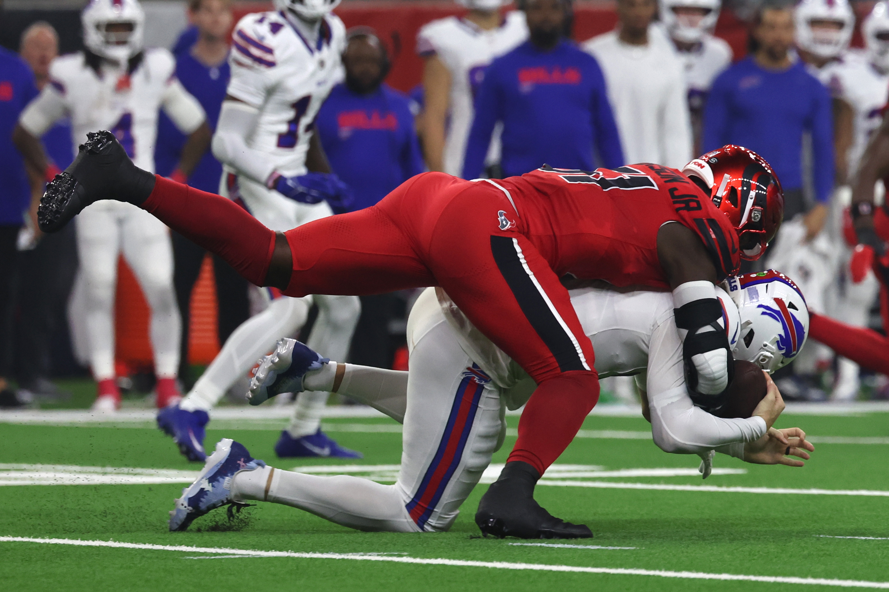 Josh Allen injury: Shoulder goes numb for Buffalo Bills QB during Texans  game