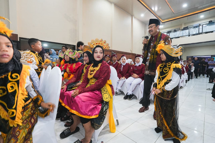 AA1QReRw Dialog Gus Ipul dengan Siswa Sekolah Rakyat: Penuh Haru dan Keyakinan Masa Depan