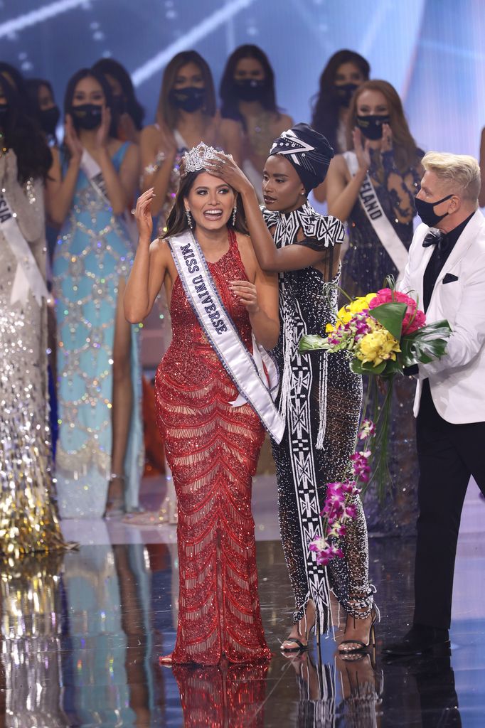 Fátima Bosch se apega a la tradición y luce un vestido rojo en la final ...