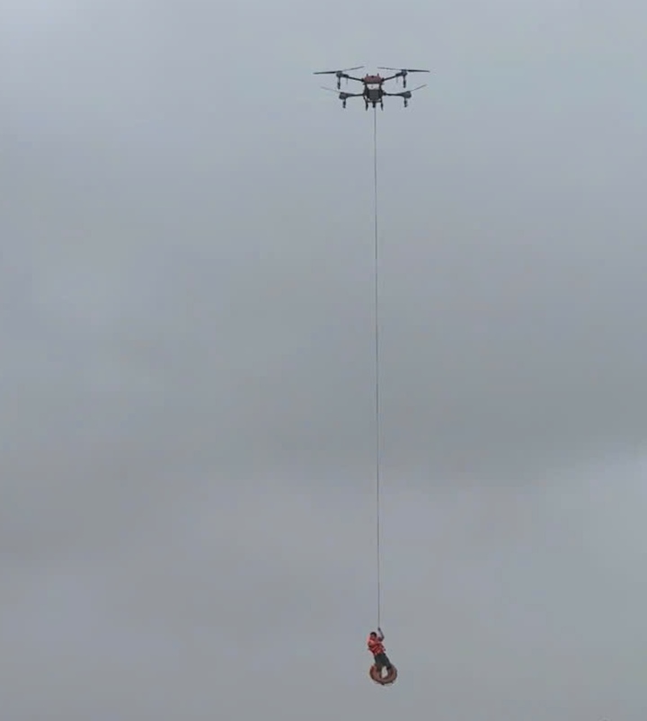 Dùng máy bay không người lái cứu 1 người bị lật thuyền