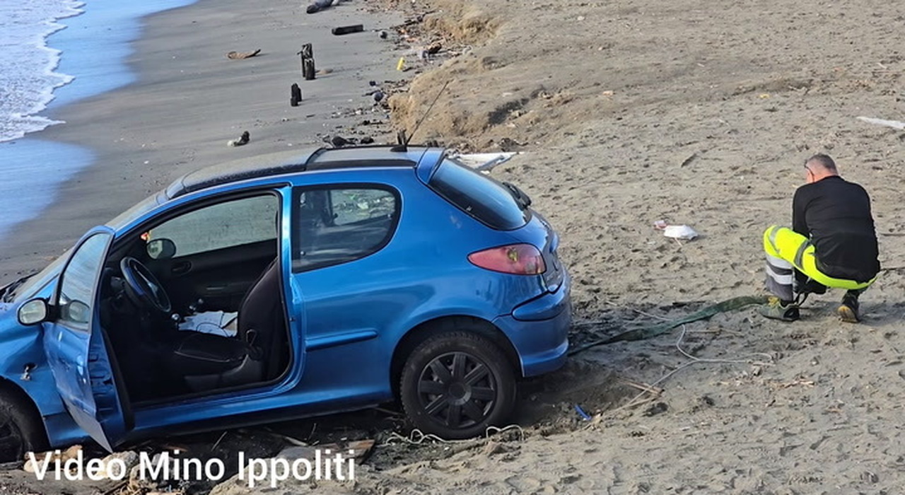 Ostia, auto in spiaggia sul lungomare Duca degli Abruzzi