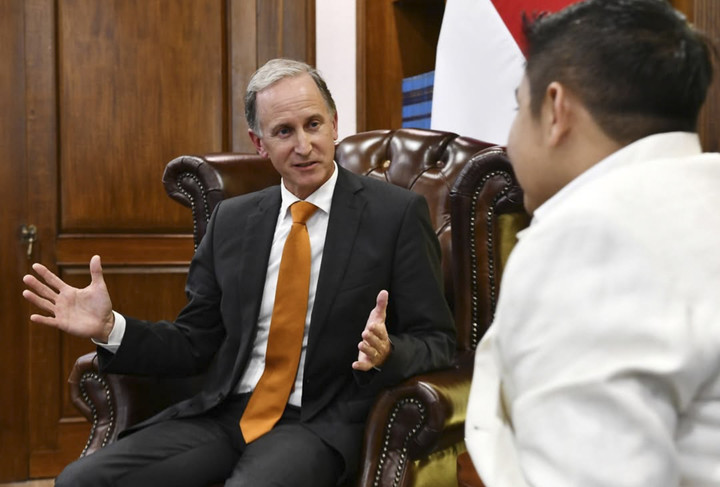 Sekretaris Kabinet Teddy Indra Wijaya menerima Duta Besar Belanda untuk Indonesia, Marc Gerritsen, di Gedung Sekretariat Kabinet. Foto: Instagram/ @sekertariat.kabinet