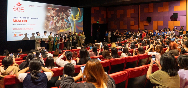 Mưa đỏ chiếu mở màn Liên hoan phim Việt Nam, khán giả ngồi kín rạp