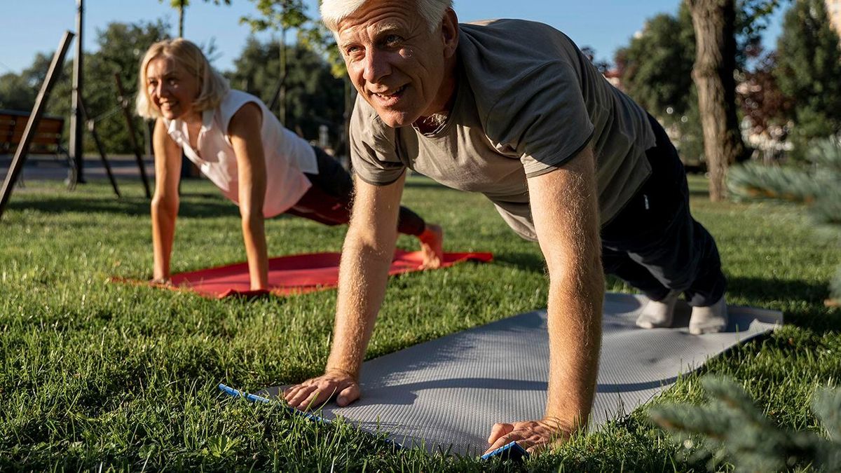 Por qué perdemos estatura con la edad: qué dice la ciencia y cómo prevenirlo