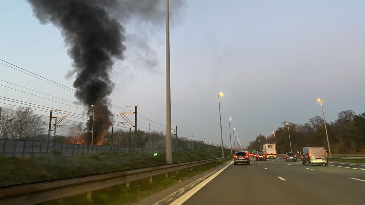 Bestelwagen brandt uit op snelweg in Vilvoorde: rookpluim van ver te zien, image size:1280x720