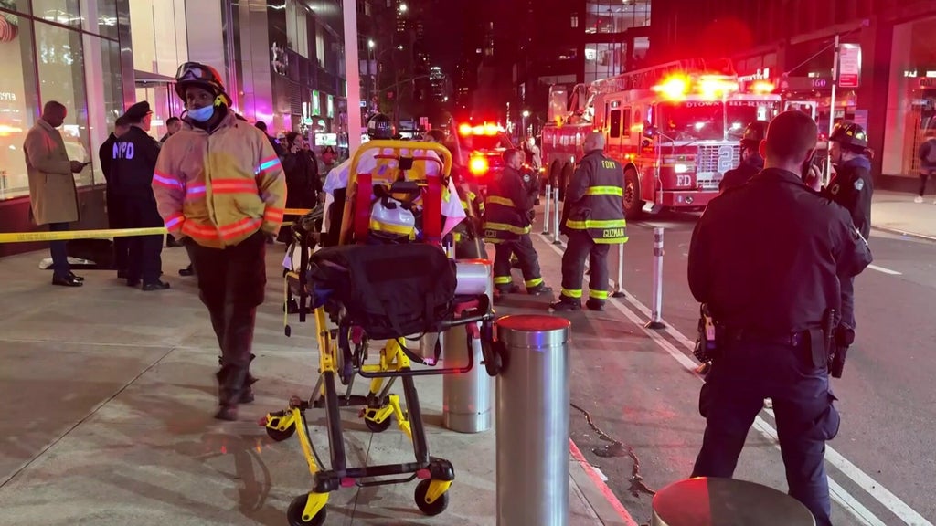 2 pedestrians injured, 1 critically, in explosion at Midtown Manhattan ...