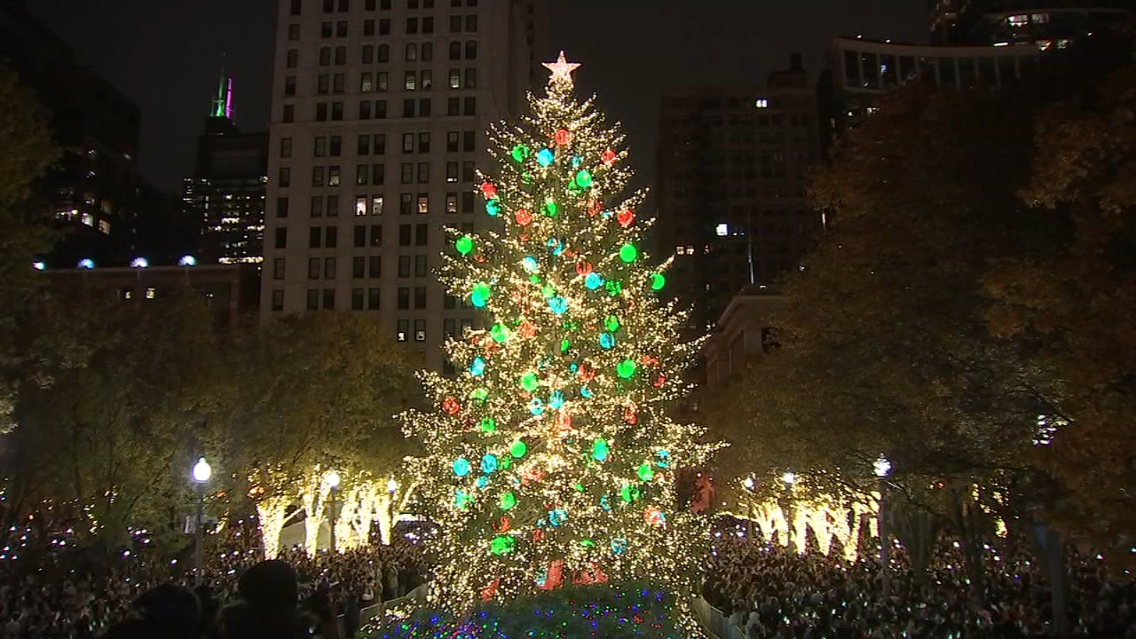 Chicago Christmas Tree lights up Millennium Park, Christkindlmarket ...