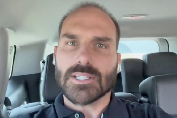 Eduardo Bolsonaro elogia desempenho de Milei: 'Tirou a Argentina da sua pior crise'