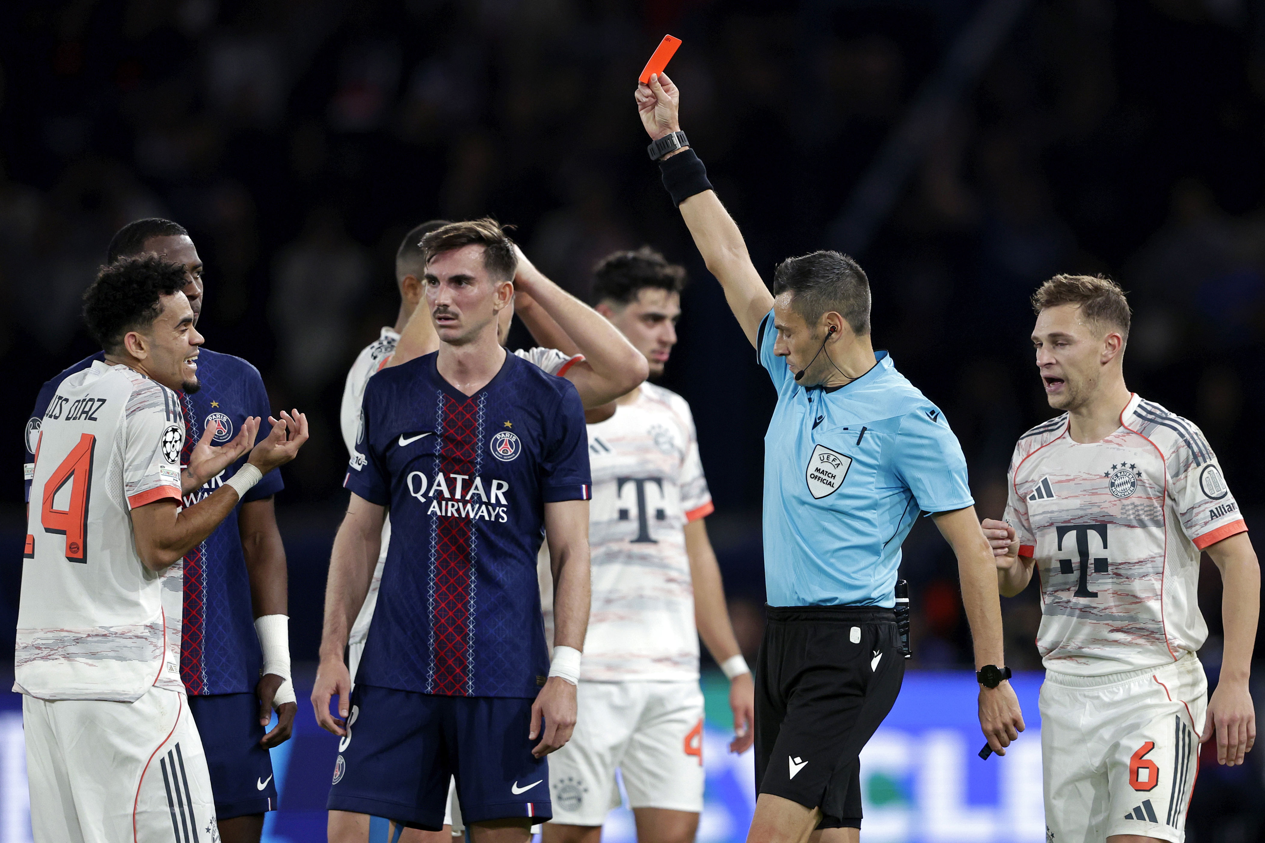 Luis Díaz, del Bayern de Múnich, recibirá una sanción de tres partidos en la Champions League tras la expulsión con el PSG.