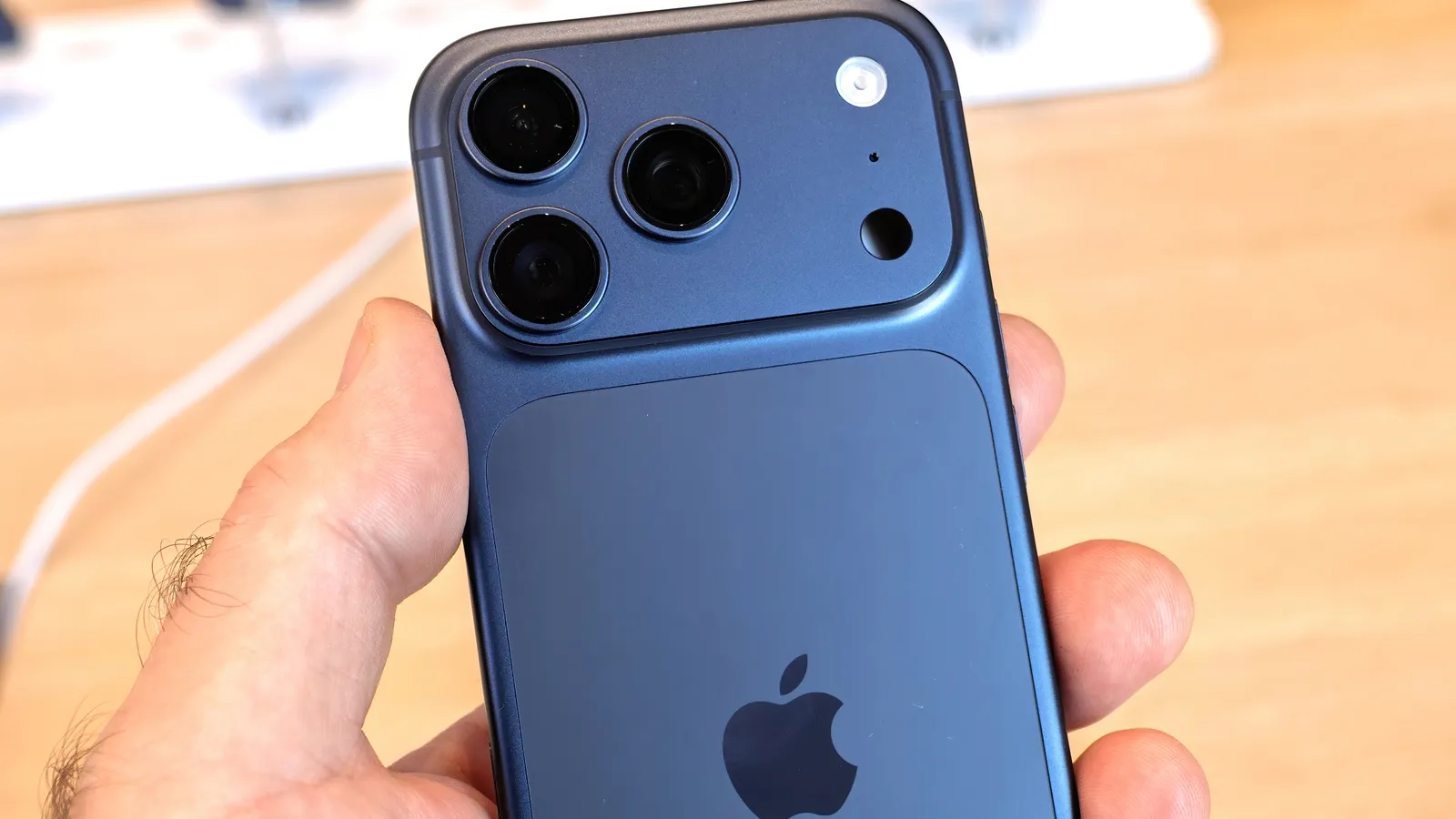Apple rolls out another AT&T fix for iPhone 18 Pro Max users testing ...