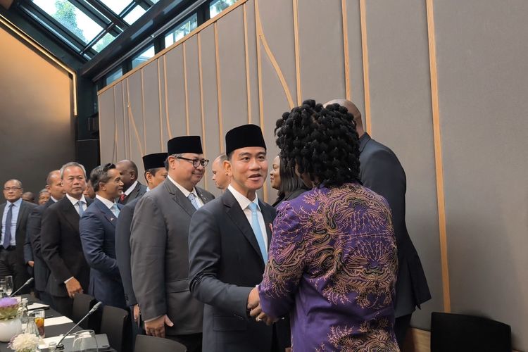 Wakil Presiden RI Gibran Rakabuming menyapa delegasi yang hadir dalam ajang internasional Indonesia-Africa CEO Forum, Johannesburg, Afrika Selatan, Jumat (21/11/2025).