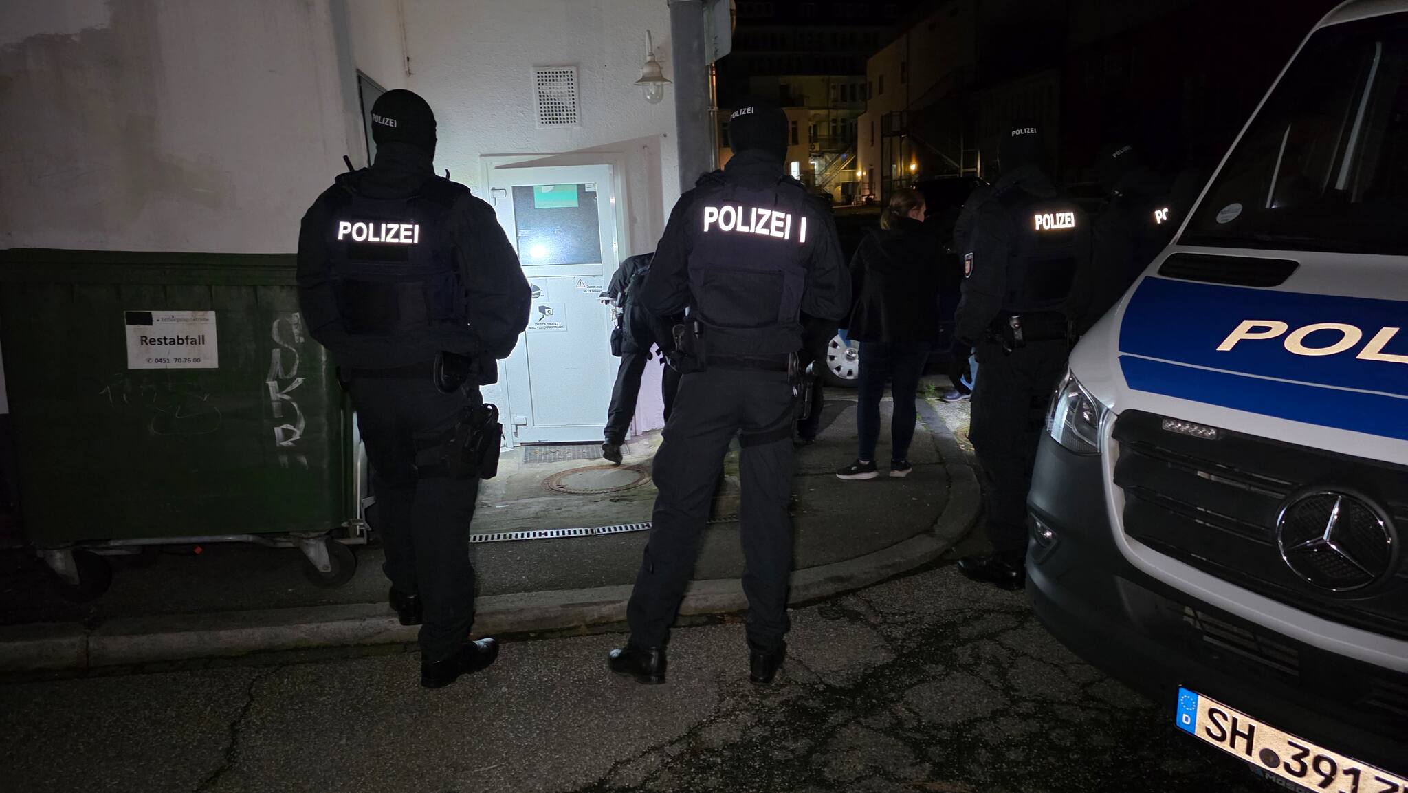 Groß-Razzia in Lübeck: Polizei stellt 45 illegale Spielautomaten sicher
