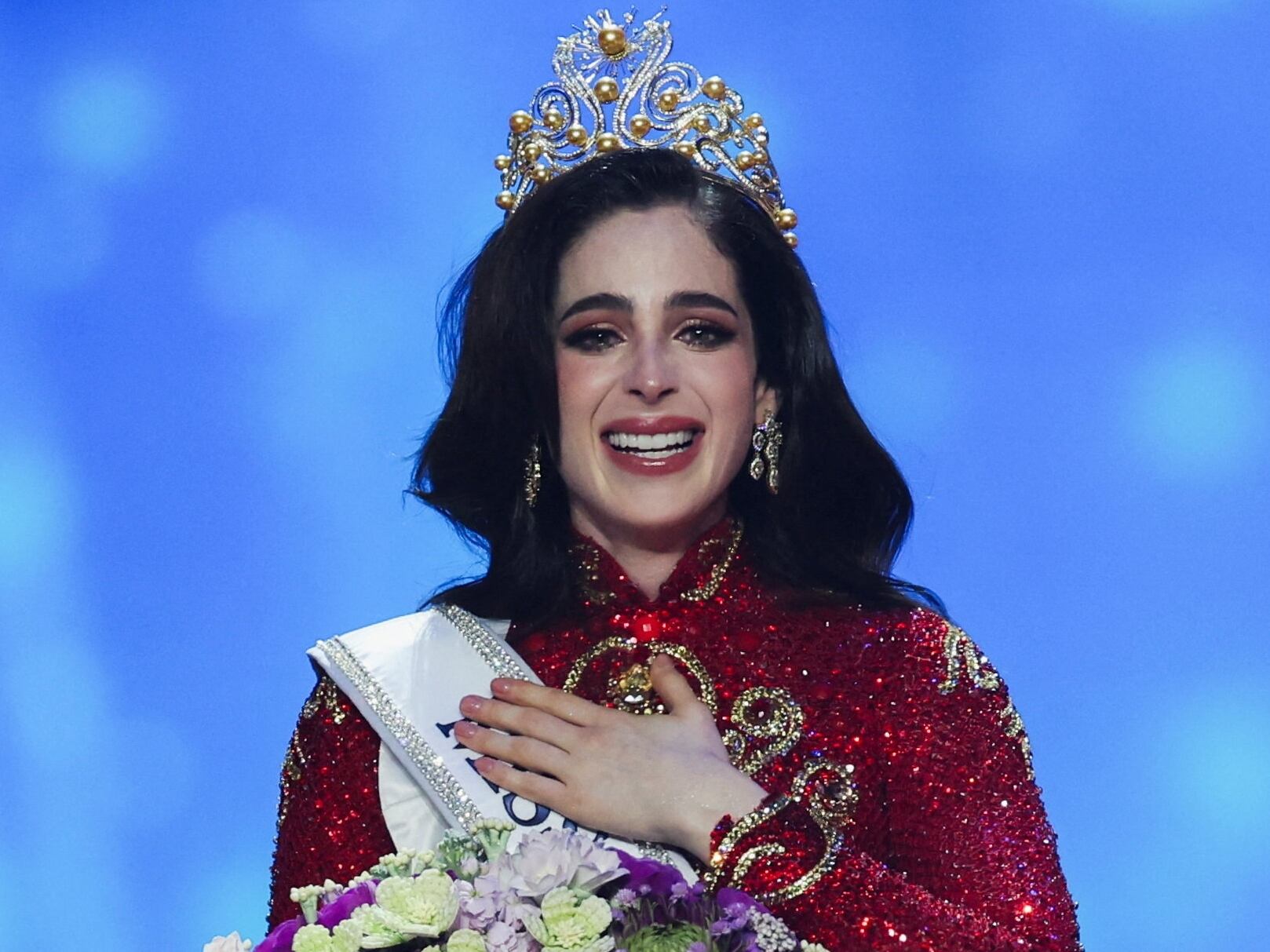 Miss Universe winner denies father's influence in crown controversy