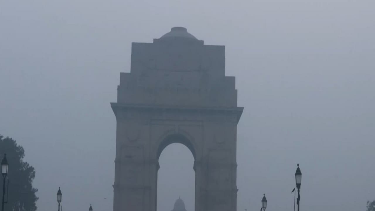 Delhi's air quality remains 'very poor' at 359 AQI despite slight dip