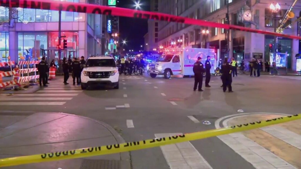One dead, 8 wounded in 2 shootings in Chicago's downtown Loop district