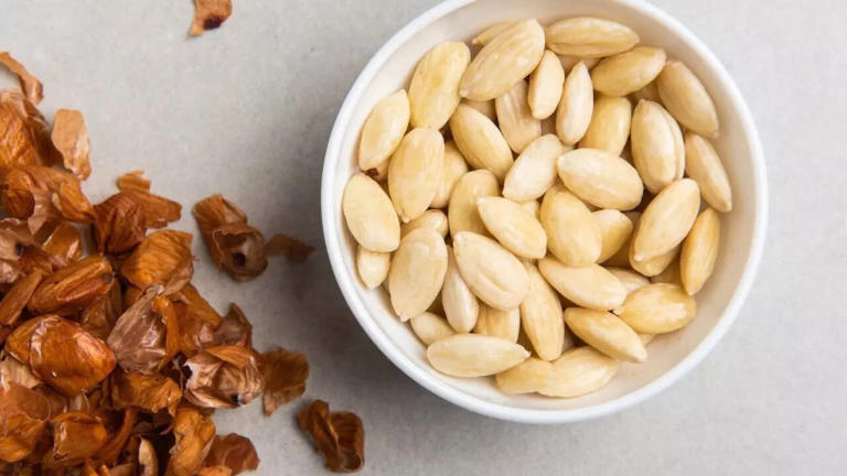 How many almonds should you eat per day?