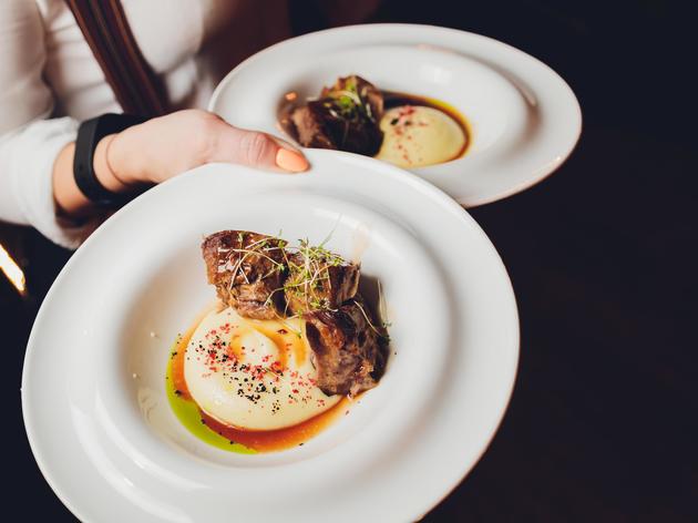 Das Trinkgeld einer Kellnerin löst Diskussionen aus.